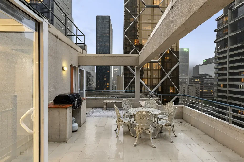 Melbourne 3chambre Prestige Top-Floor Entertainer – First Time Offered in Over 25 Years