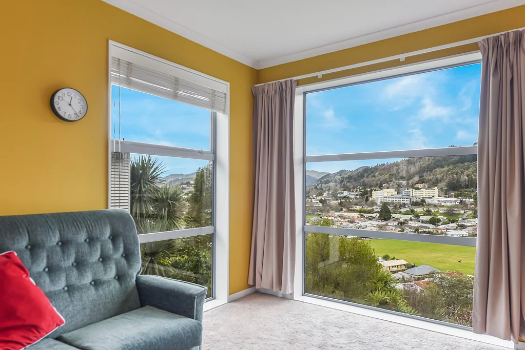Toi Toi 3房  Modern Living With Sunshine & Views!