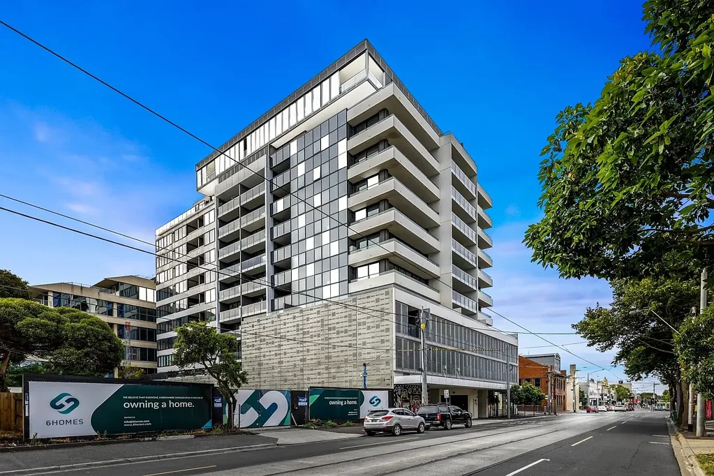 Moonee Ponds 1房 MoPo Residential Complex一楼  Peddle Thorp Architects设计  Darren Palmer室内设计  AEG appliances厨房  暖通空调安全舒适  步行至商圈&公园&电车站  实用存储空间设计 Affordable 1 bed plus full sized study in the heart of Moonee Ponds