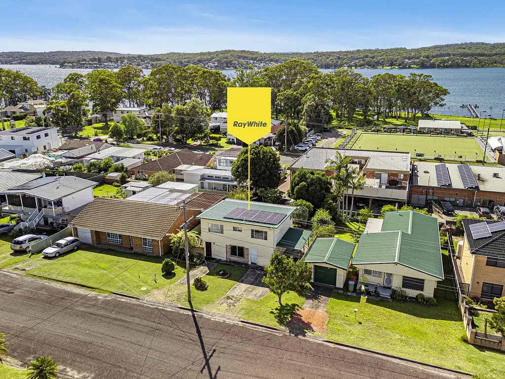 Gwandalan 2房  So Many Possibilities, Upstairs- Downstairs Great Location