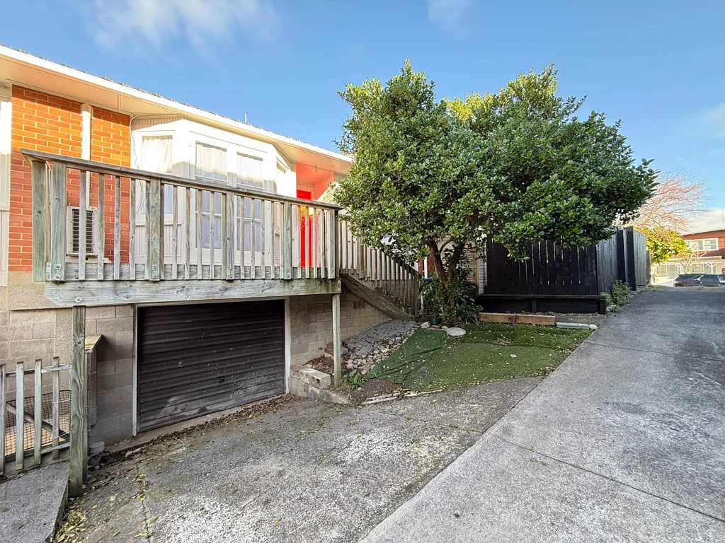 Spacious 1-Bedroom Unit with Parking in Kohimarama