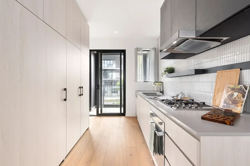 Alphington 2房 朝北采光充足 木地板延伸至厨居 私密屋顶露台 交通便利近Alphington Park Easy Living with Northern Light and Flexible Spaces