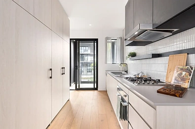 Alphington 2房 朝北采光充足 木地板延伸至厨居 私密屋顶露台 交通便利近Alphington Park Easy Living with Northern Light and Flexible Spaces