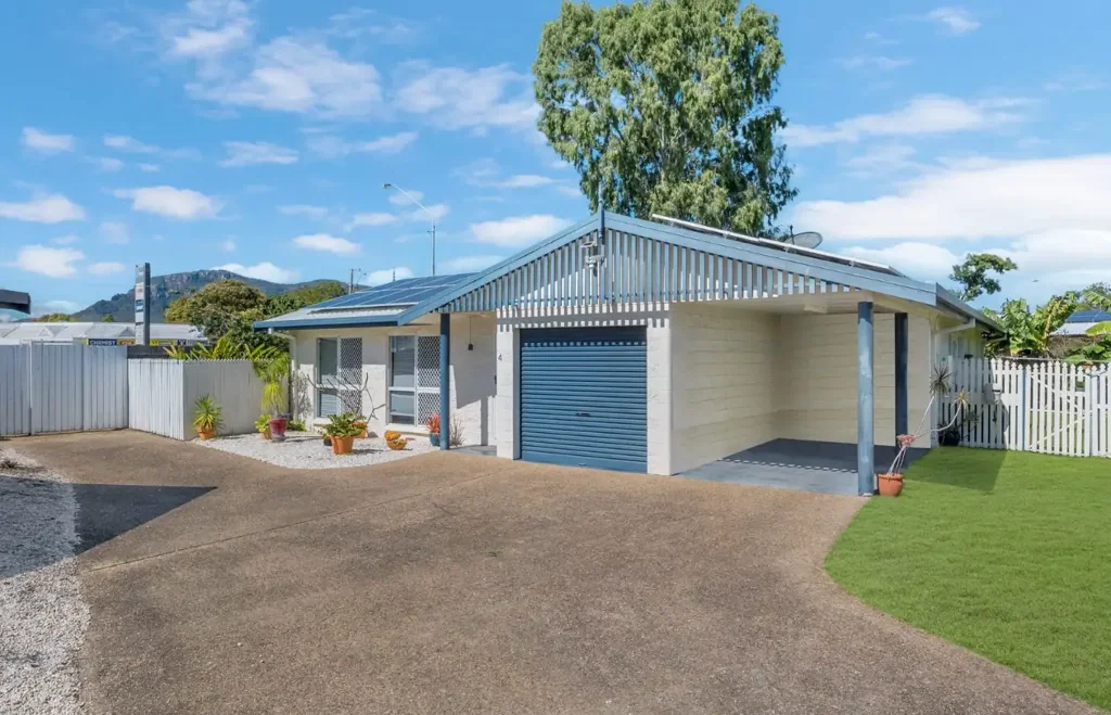 3 BEDROOM HOME IN A CENTRAL LOCATION + SOLAR!
