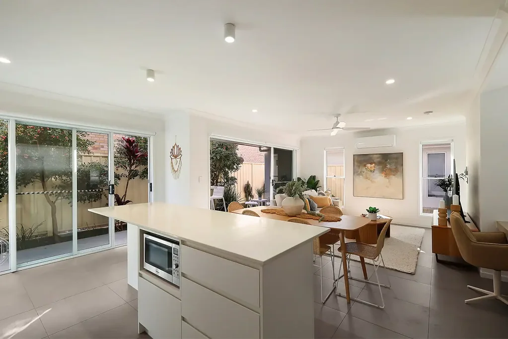 Tweed Heads West 3બેડરૂમ Offers by 15 October. Built 2023, double garage, still under builder's warranty.