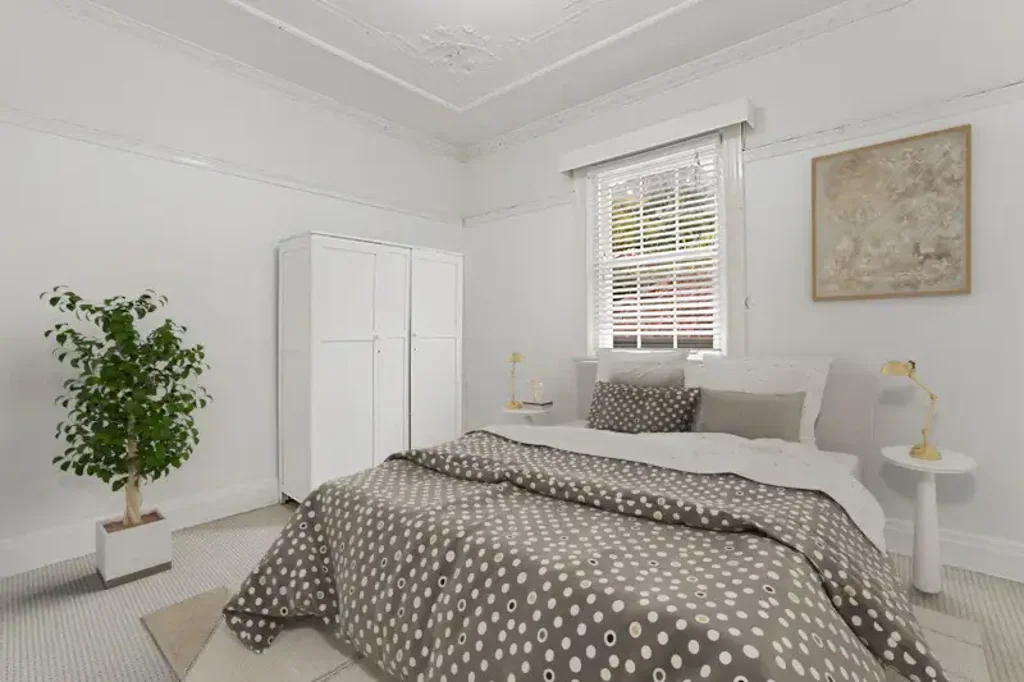Apartment with gun-barrel views of the harbour, sunlight filled rooms and soothing breezes!!