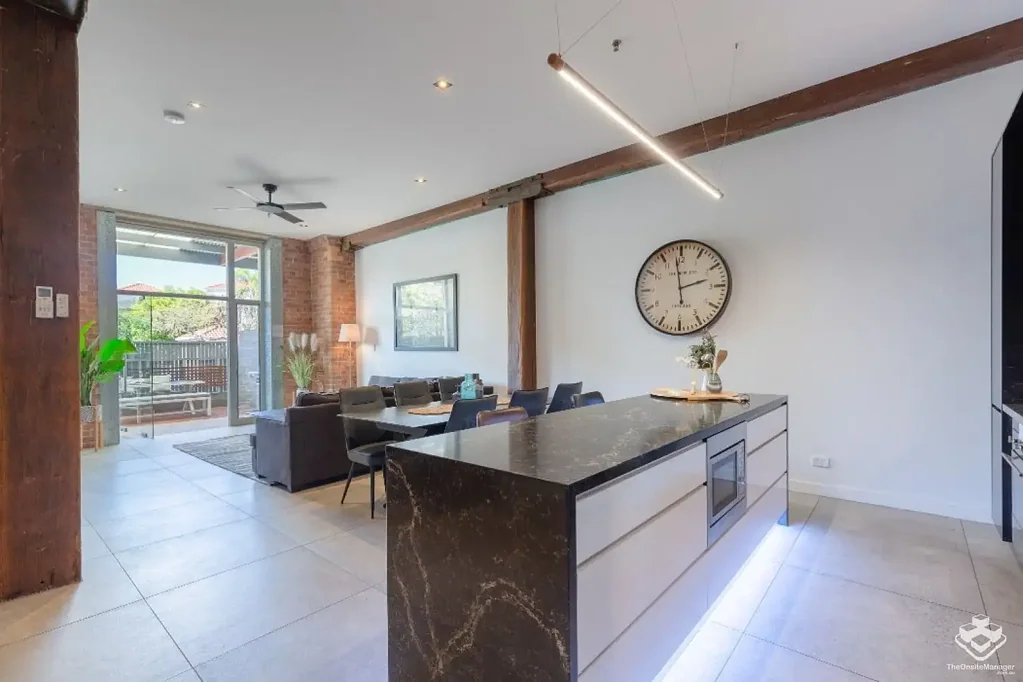 Chic F/F Ground-Floor Courtyard Woolstore Apartment for Rent!