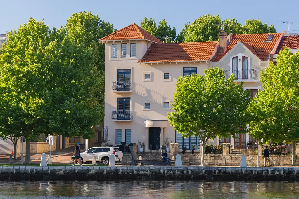 East Perth 5chambre Corner Block Family Home on Claisebrook Cove!