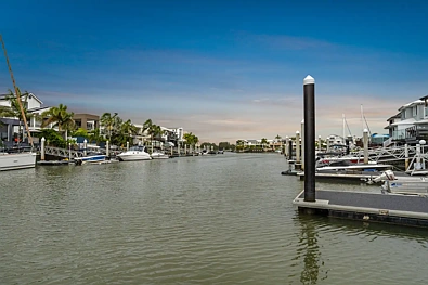 Coomera 5 Slaapkamer A true statement in waterfront design!