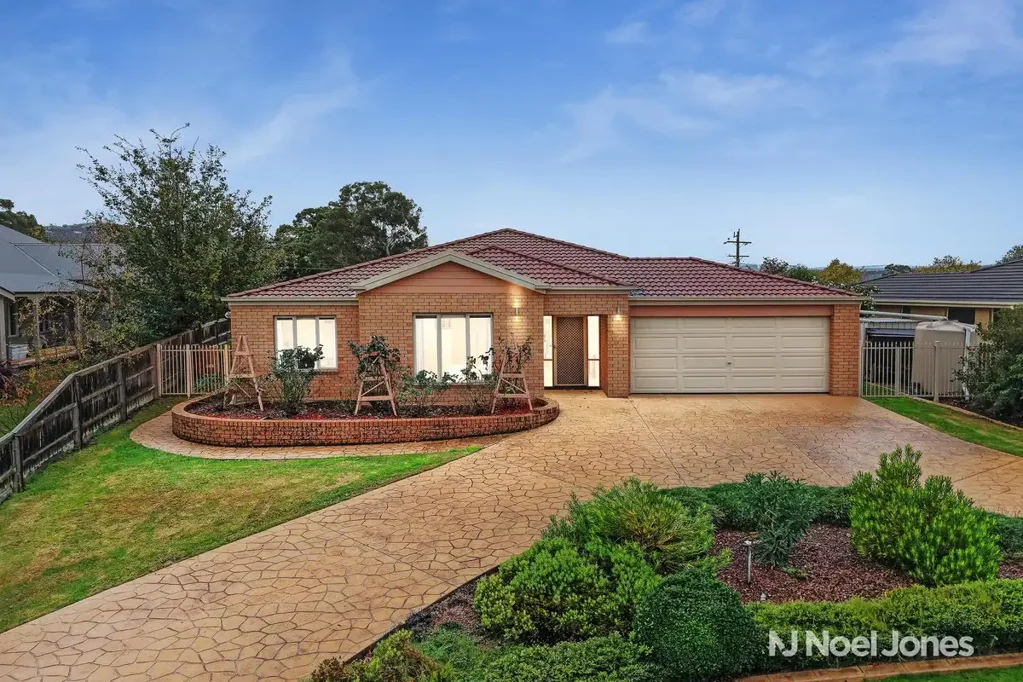 Yarra Glen 4房 宽敞单层住宅 1082sqm地块 远程双车库 厨师厨房不锈钢电器 私密户外休闲区 四卧带衣帽间 主卧套内浴室 步行至Yarra Glen Village 太阳能系统 管道供暖 Exceptional Family Space In The Chardonnay Estate