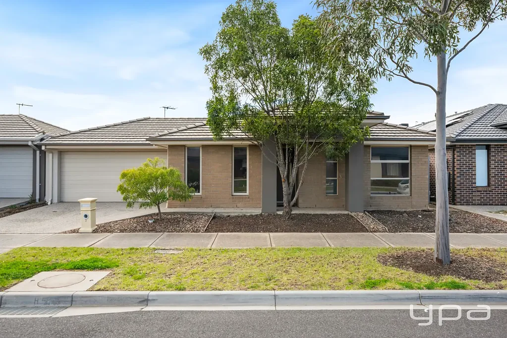 FAMILY LIVING IN A CONVENIENT LOCATION!