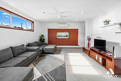 Lower King 4 Bedroom EXCELLENT LIVING SPACES CLOSE TO RVER