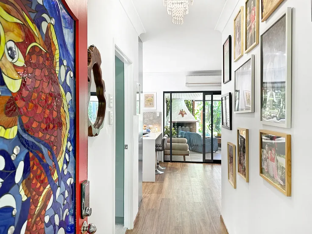 Macleay Island 3कमरा Unique Waterfront Retreat – A Home of Exceptional Craftsmanship and Style
