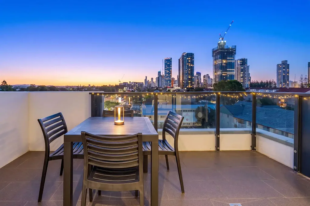Broadbeach 2 Bedroom SUNSETS, SKYLINE & RIVER VIEWS IN THE HEART OF BROADBEACH