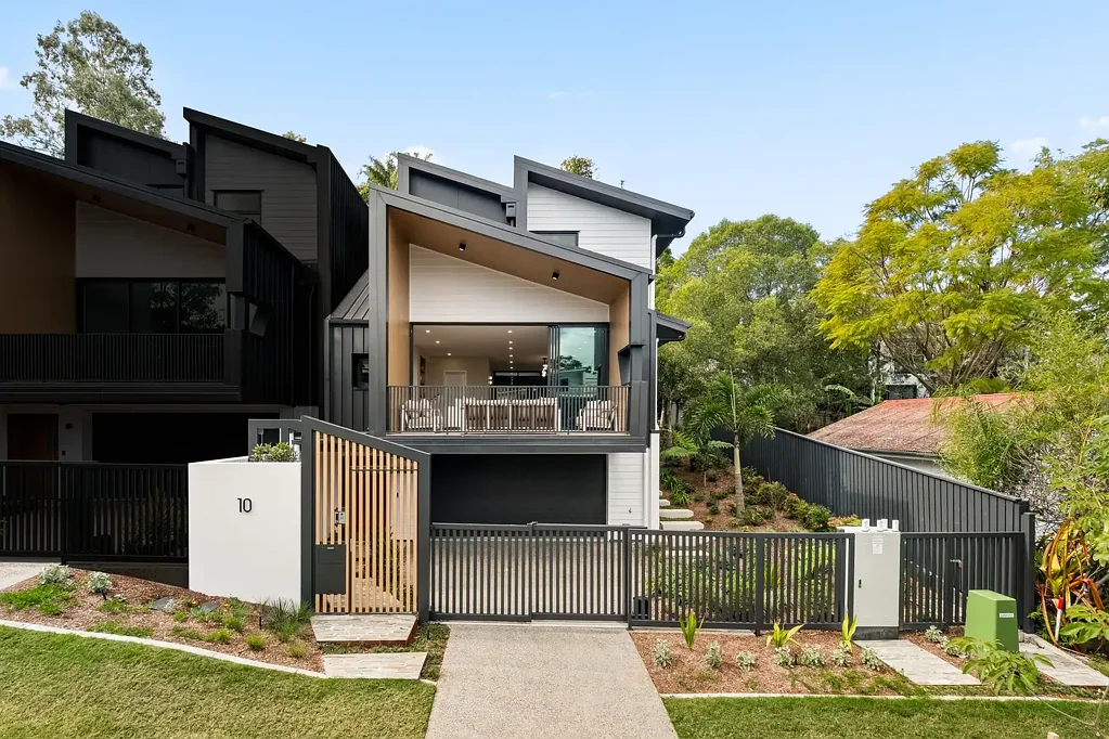 Toowong 4房 Toowong中心新宅 292㎡阔绰 东北朝向 日落美景 现代四居 V-ZUG厨电 低维护庭院 学区房优选 Contemporary Freehold Home Minutes from Toowong Village