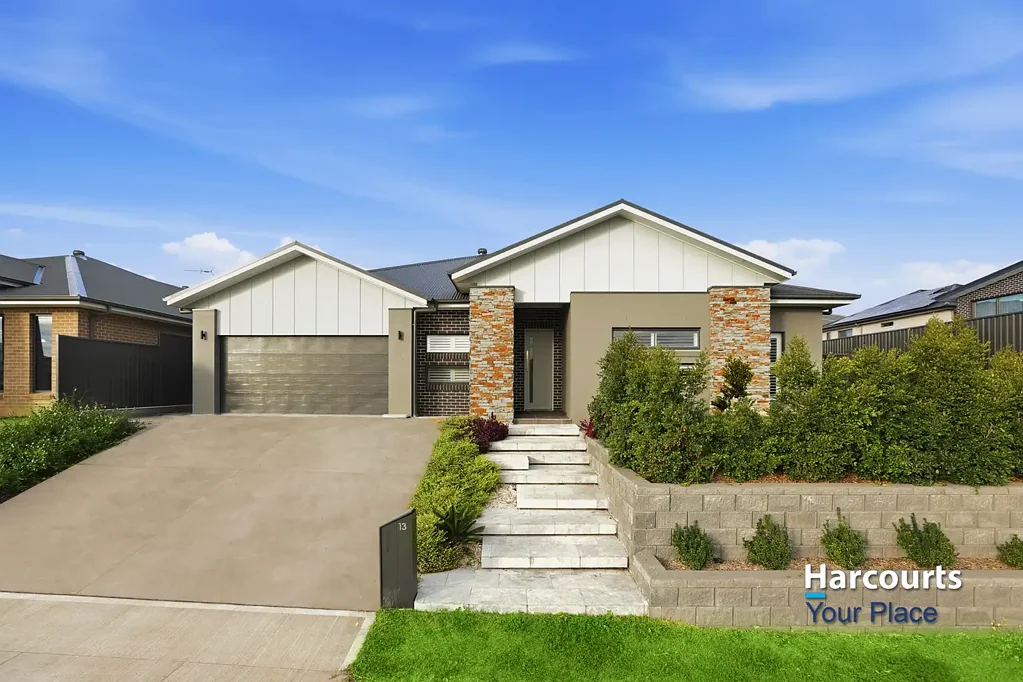 Glenmore Park 4Habitaciones Stunning Near-New Family Masterpiece | Resort-Style Mineral Pool | Luxury Living at Its Finest