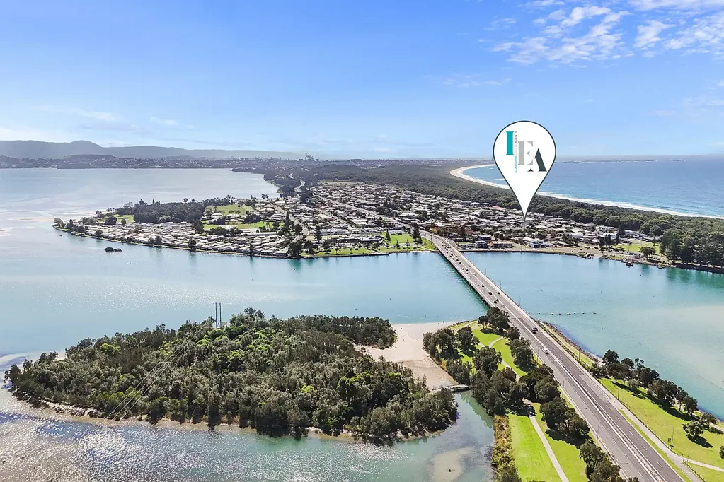 Windang 5房  Coastal Dual Living Just Moments from Lake & Beach