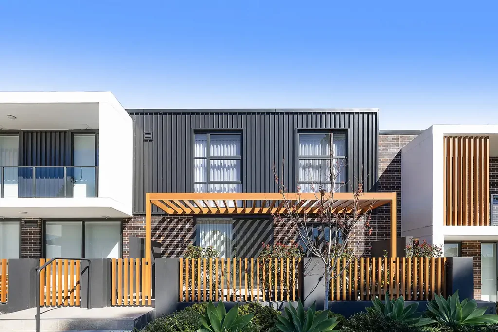 Narellan 2房 现代装修 功能设计 室内外空间 朝北采光 Bosch电器 步入式衣帽间 地下停车场 公共屋顶露台 Modern | North-Facing | Convenient Location