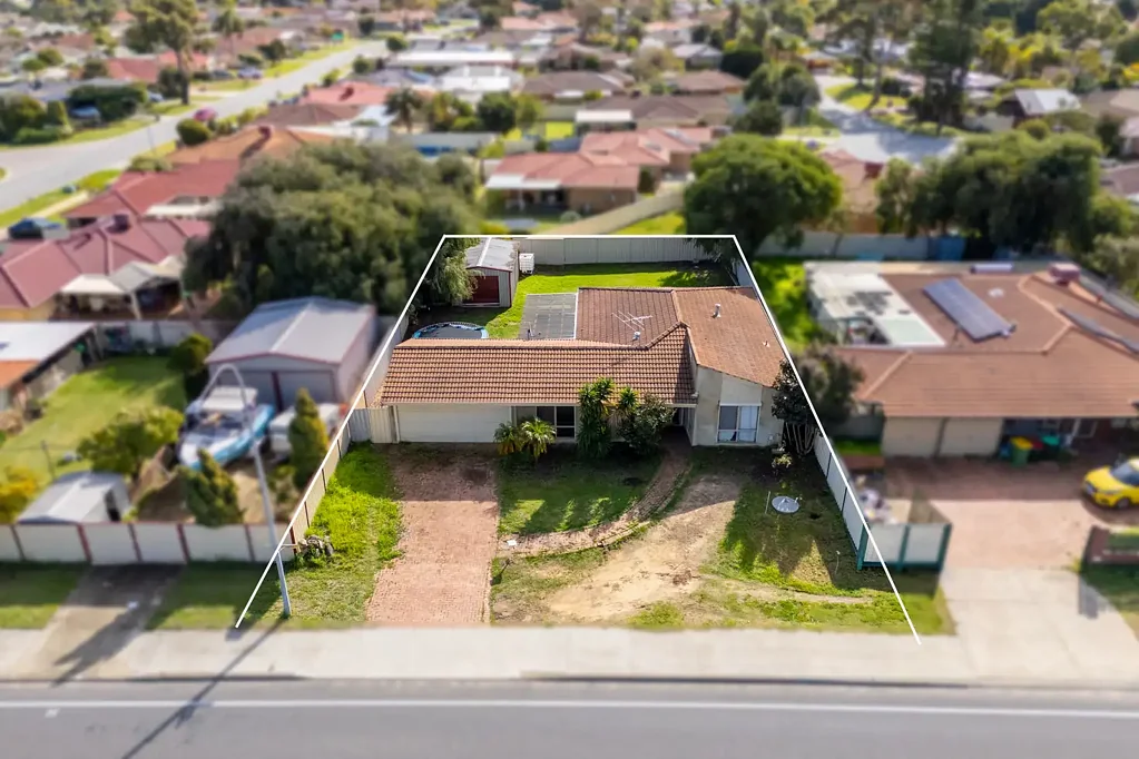 Cooloongup 4ห้องนอน Packed with potential in sought-after Woodbridge Estate.