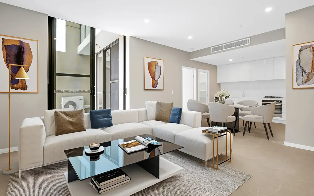 Peaceful Apartment with Huge Courtyard; Convenient Location