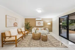 4 Curlew Court, Warner