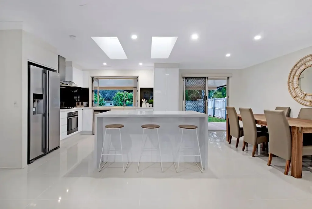 Modern Family Appeal In Perfect Parkside Setting!