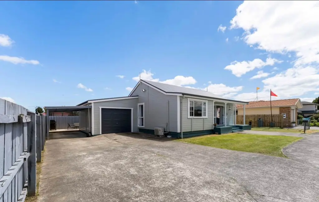 Papakura 4 Bedroom Family-Friendly with Bonus Parking