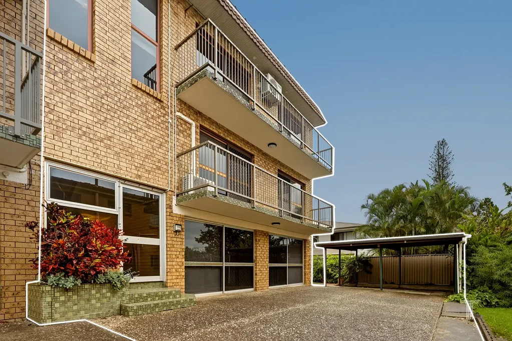 Greenslopes 5房 坚固砖砌结构 罕见独角兽布局 多代同堂灵活设计 城市景观视野 南部核心地段 便捷交通连接 Triple-Level Powerhouse in Prime Greenslopes Pocket
