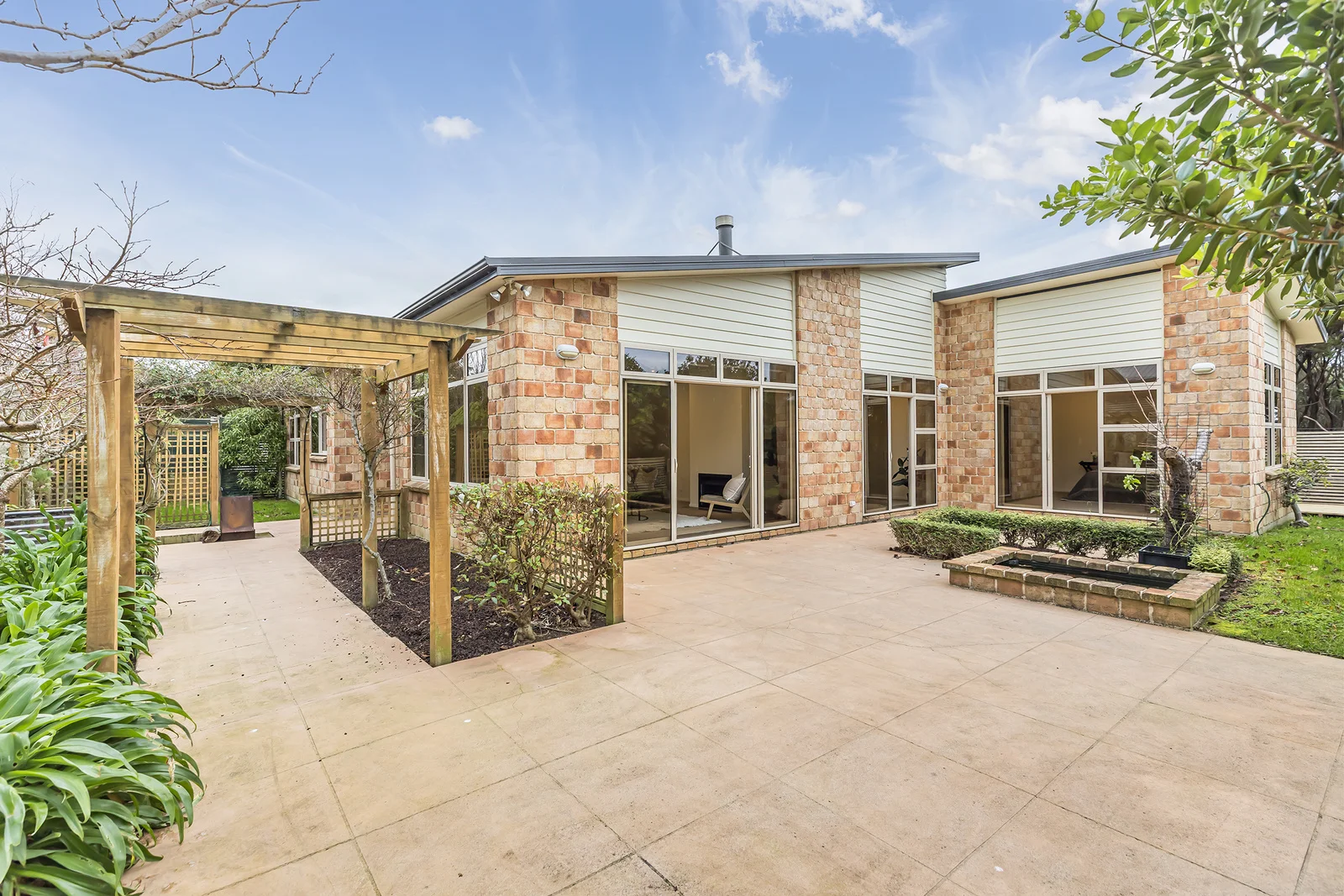 Pukerua Bay 4Phòng ngủ BRICK BEAUTY WITH SPACE TO SPARE