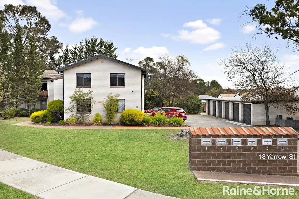 Queanbeyan East 2 Bedroom Stylish first floor unit in prime location