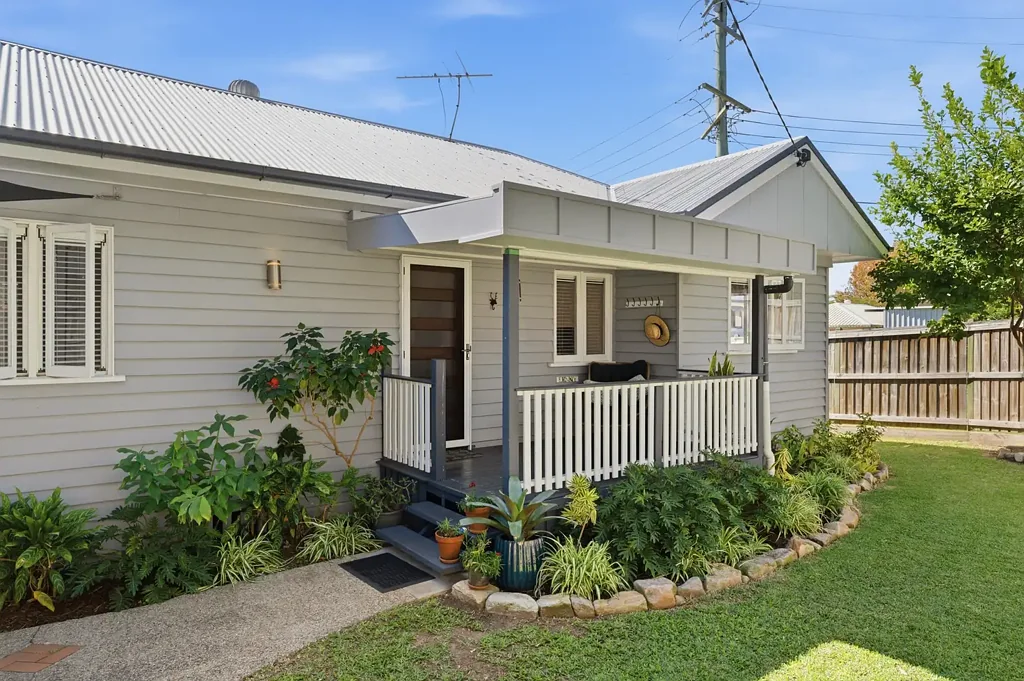Corinda 3房 高地位置优越 392sqm全围栏地块 翻新厨房石材台面Bosch电器 宽敞卧室木地板 全屋空调 学区房近火车站 娱乐露台升级围栏 Exceptional Entry-Level Opportunity on Corinda’s Highside - Open Sat 9 - 9:30am (13th June)