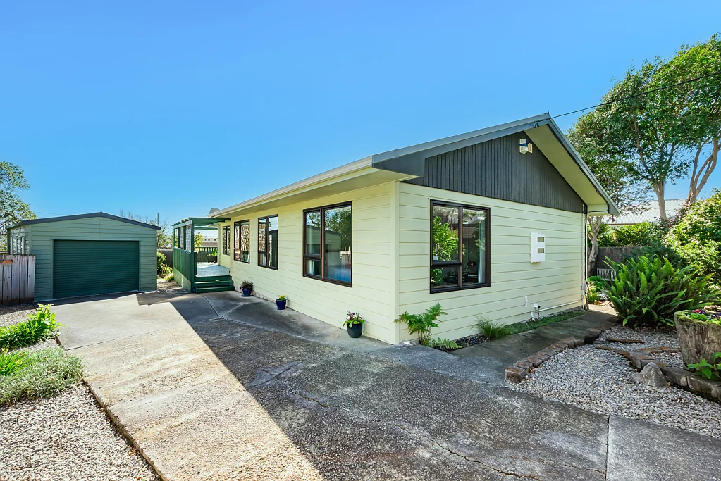 Waikanae 3Moenga Private Retreat with Views of Kapiti Island