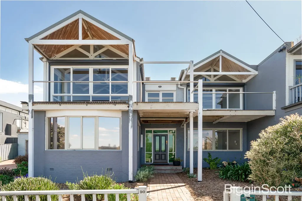 Newport 4房 The Strand标志性海湾 地块宽敞349㎡ 四居室规划 阳台俯瞰Port Phillip Bay 墨尔本天际线 视野无价 临近Greenwich Reserve 设施齐全 生活方式优越 Unrivalled Opportunity on The Strand - Transform into a Once-in-a-Lifetime Waterfront Home