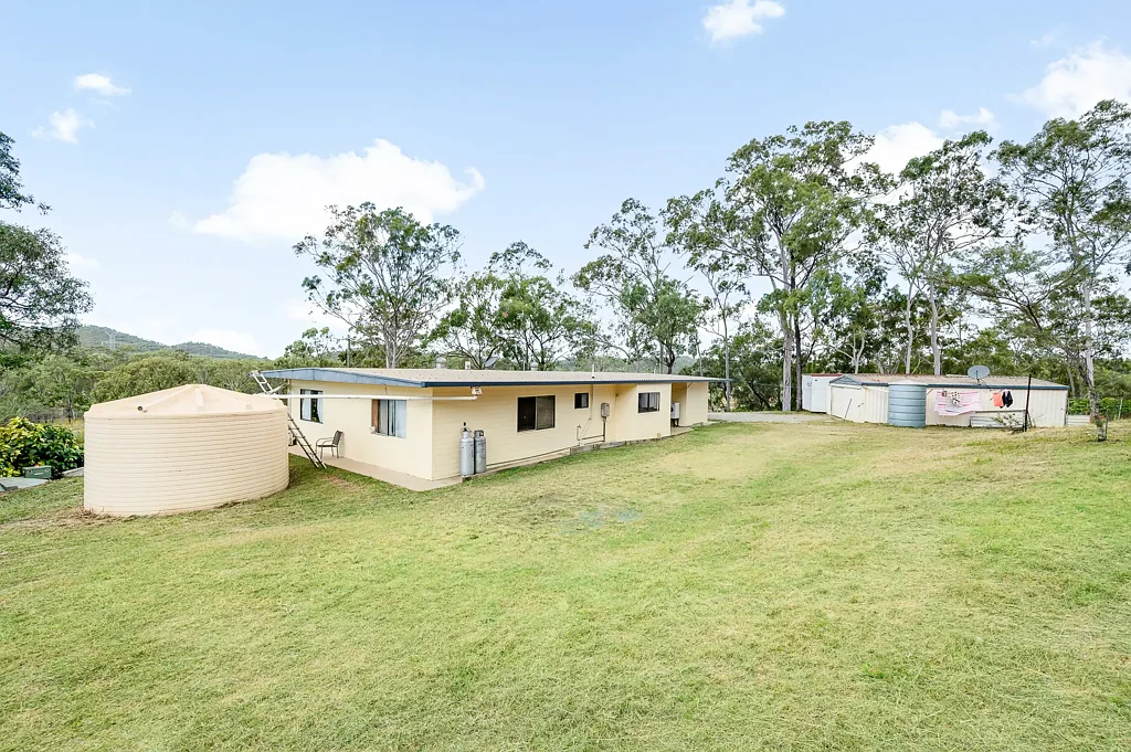 Wurdong Heights 4ห้องนอน Spacious Family Home on 2 Acres with Shed, Donga & Dam close to town!