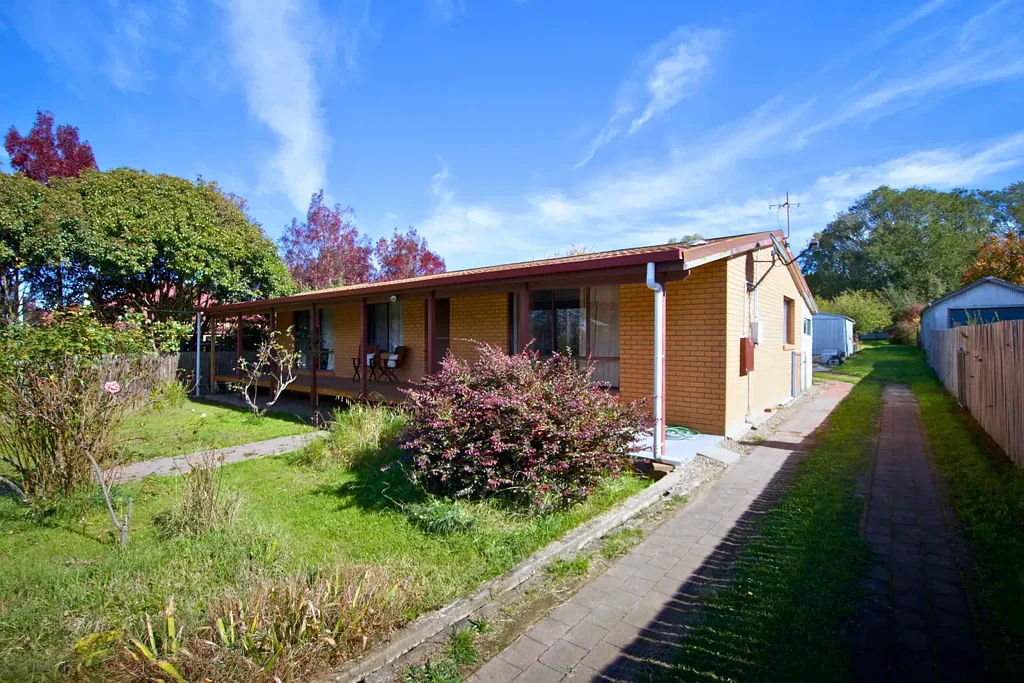 Braidwood 3 Bedroom Brick Veneer Home on a Generous 2060sqm Block