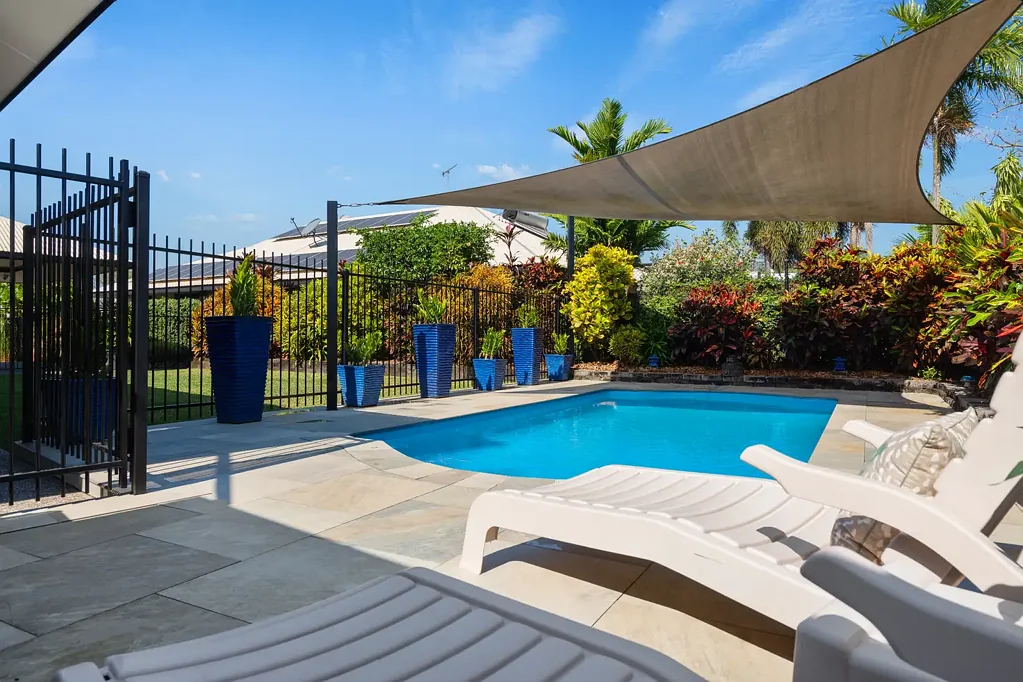 Durack 5房  Spacious layout, sparkling pool, lovely locale with lakes closeby