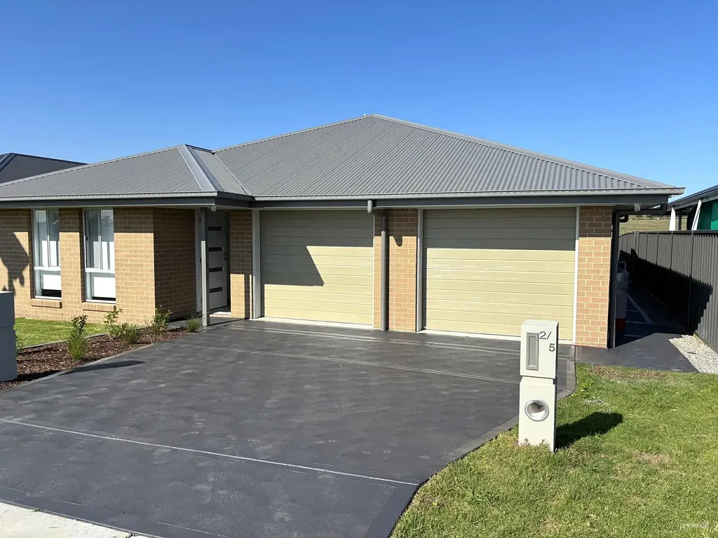 STYLISH CONTEMPORARY LIVING WITH PRIVATE GARDEN & GARAGE