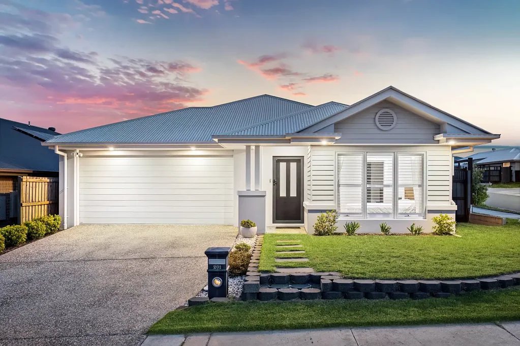 South Ripley 4房 单层设计 3.6米拱顶 四卧主套房 太阳能庭院 水疗中心 Beautiful Family Home With Vaulted Ceilings And Designer Features