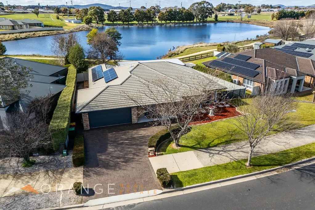 Orange 4 Bedroom Breathtaking Lake Views, Exceptional Space & Entertainer's Dream