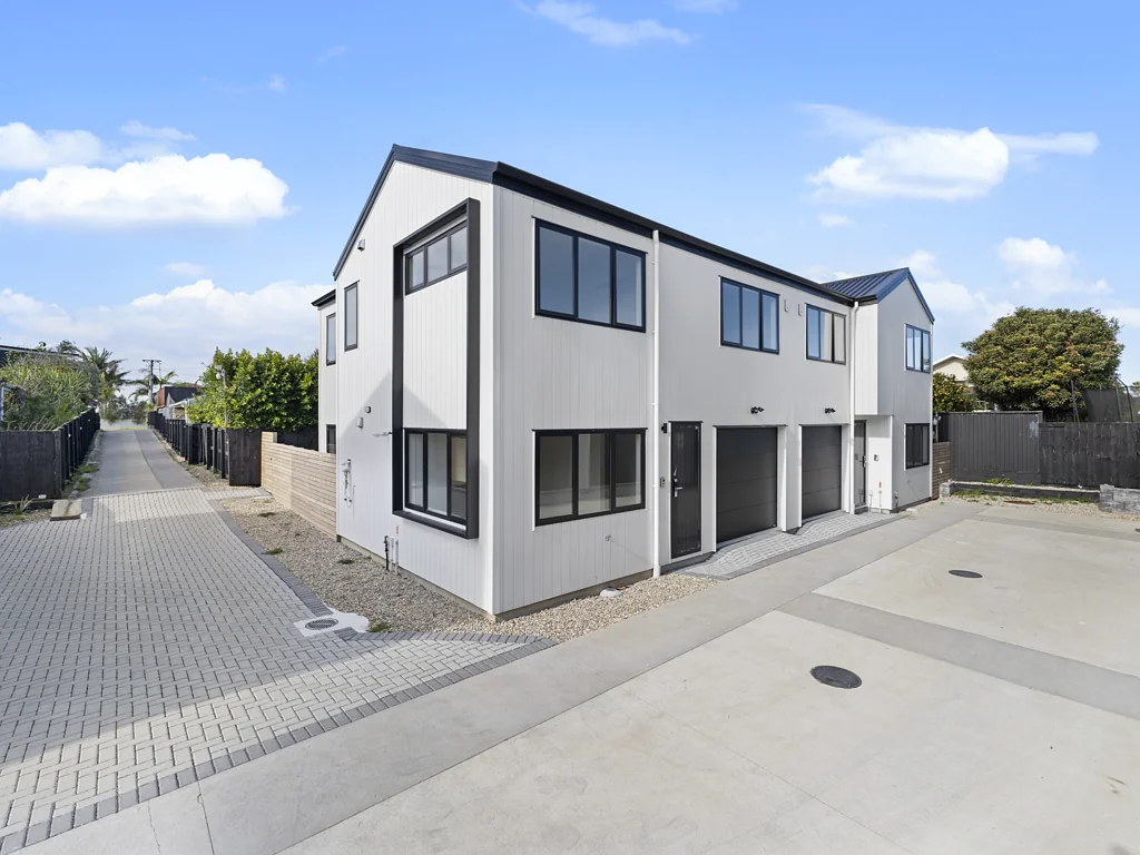Te Atatu Peninsula 4房  Corner Site - Premier Coastal Living