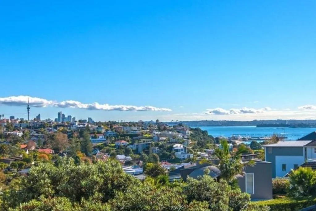 Orakei 3房  Prime Home or Investment with Sea Views!