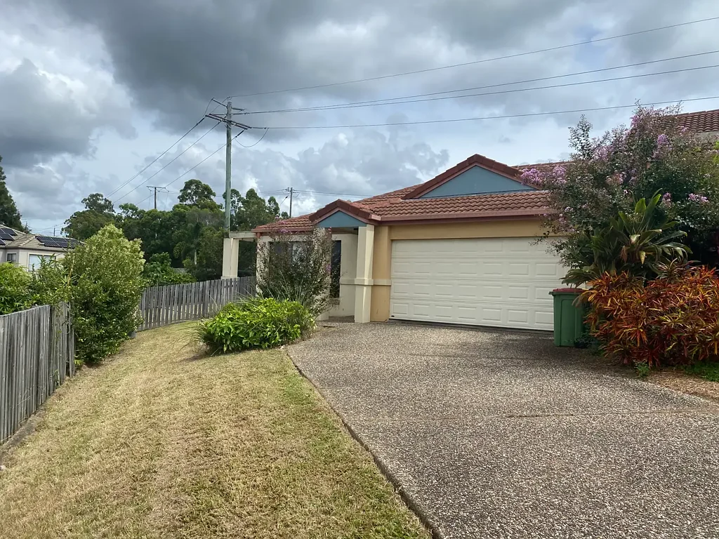 3 Bedroom Duplex with fully fenced yard!