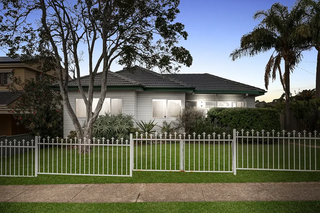 Toongabbie 3房 两套住宅组合 朝北街角地块 现代独立公寓 主宅三卧两卫 厨房储物充足 步行两所学校 交通四通八达 Double Bungaree!