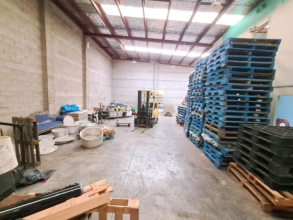 Otahuhu  URGENT SALE - 360M² ON SALEYARDS

 