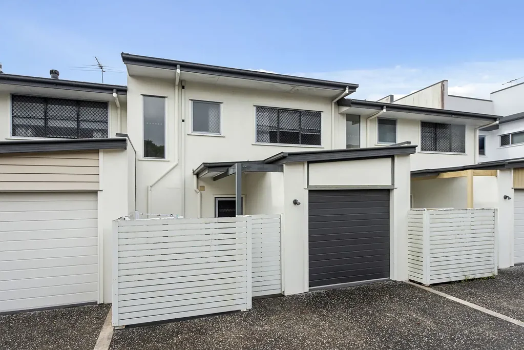 Wakerley 3房 独立产权住宅 低维护生活 宽敞布局 现代装修 优越生活方式 FREEHOLD TOWNHOUSE IN THE HEART OF WAKERLEY
