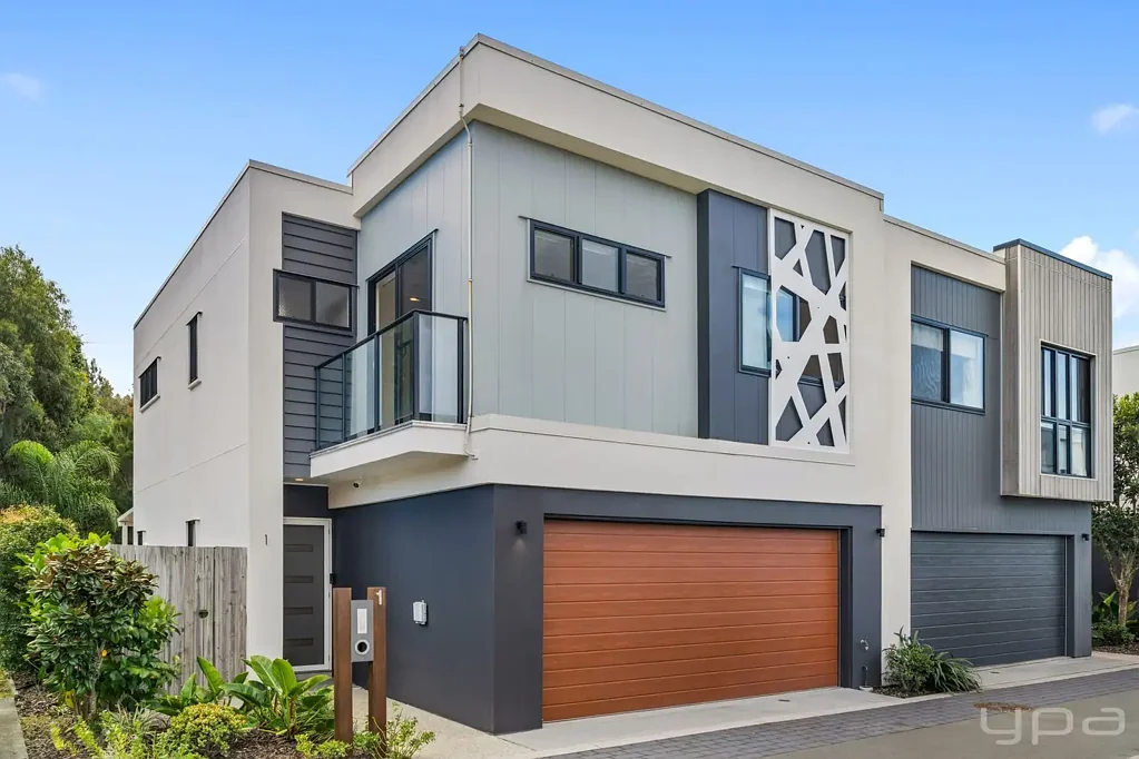 Pimpama 4chambre Stylish Corner Townhouse with House-Like Appeal in Sought-After Gawthern Residences