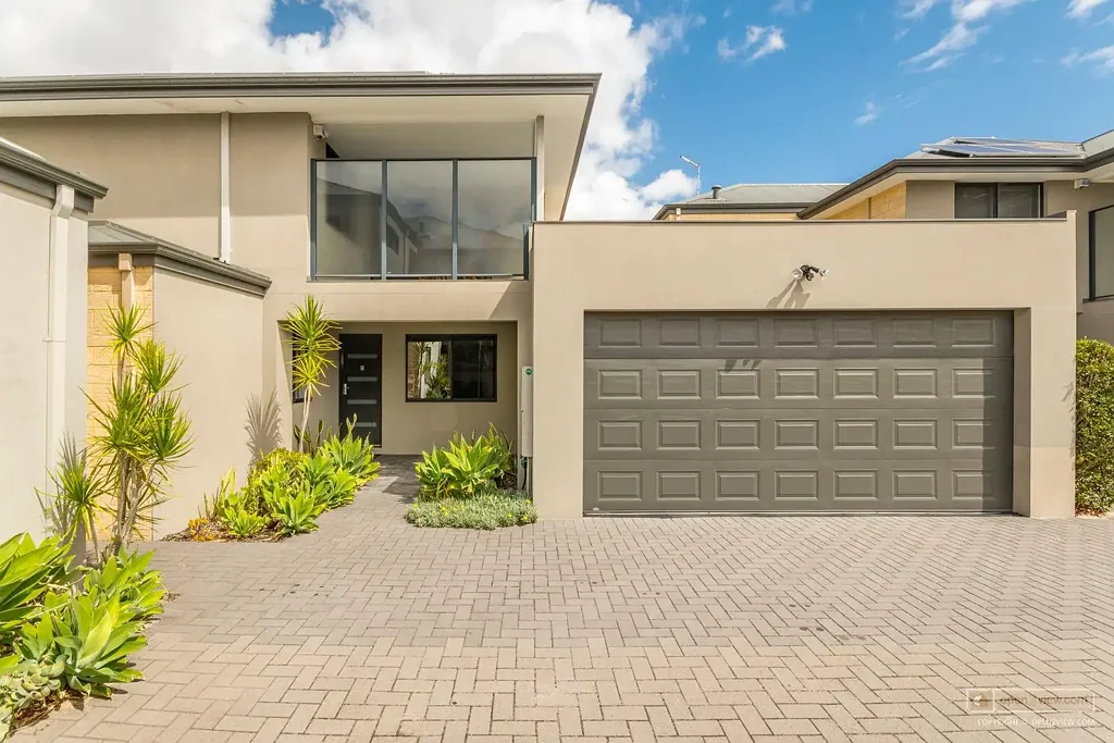 Bentley 6房  Terrific Townhouse Earning BIG $$$$
