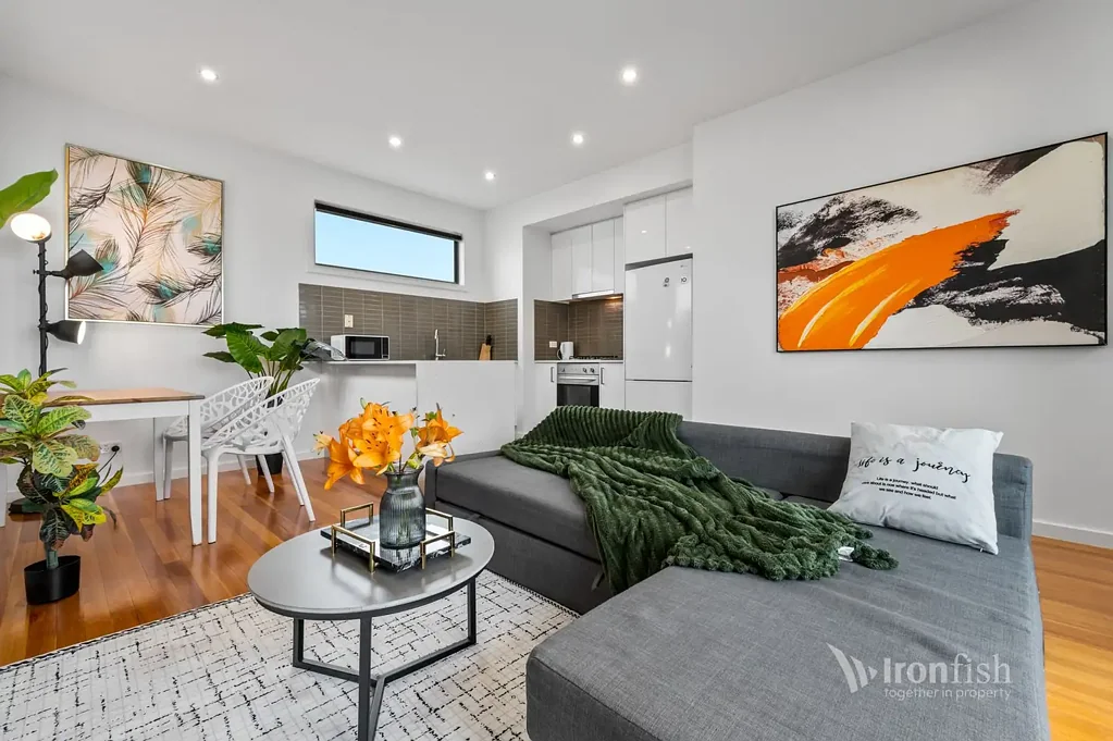 Brunswick 2 Bedroom Elegant style, city-fringe locale!