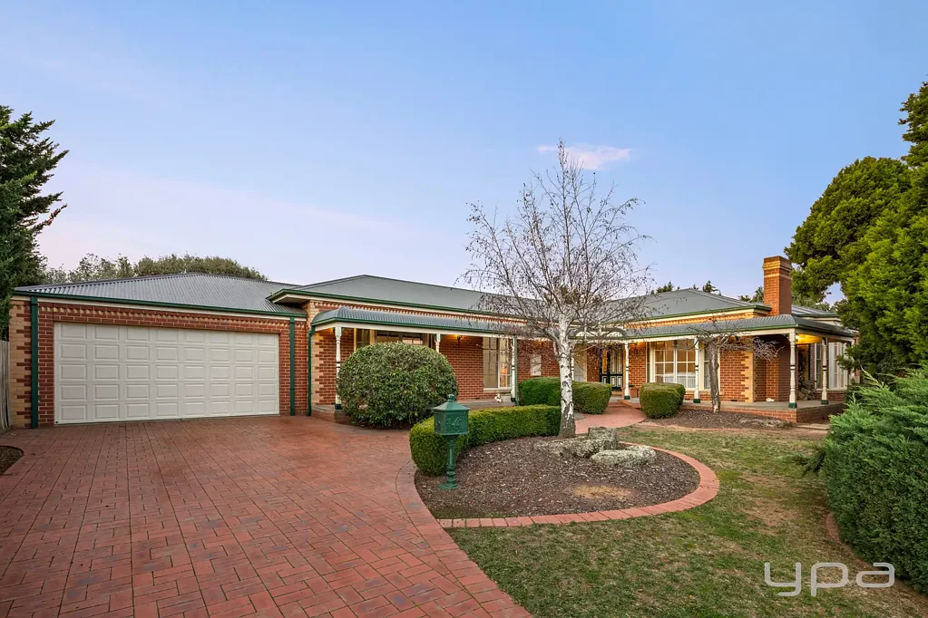 Werribee 4部屋 Architecturally Designed Family Sanctuary in a Serene Court Setting
