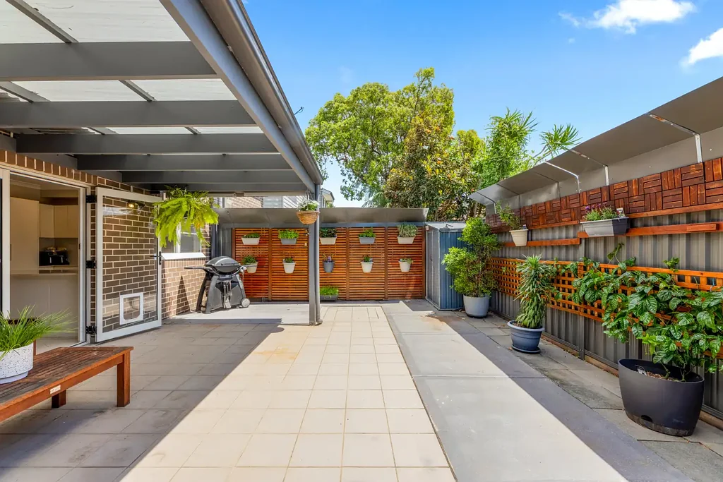 Kirrawee 2房 阳光充足朝北 宽敞客厅 现代厨房 主卧带套间 双车位车库 地段便利 Modern, Spacious & Central